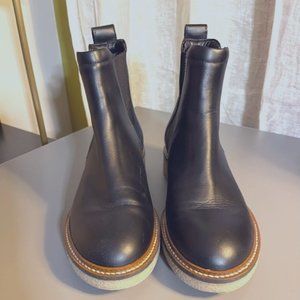 Everlane The Italian Leather Chelsea Black Boot (size 6.5)